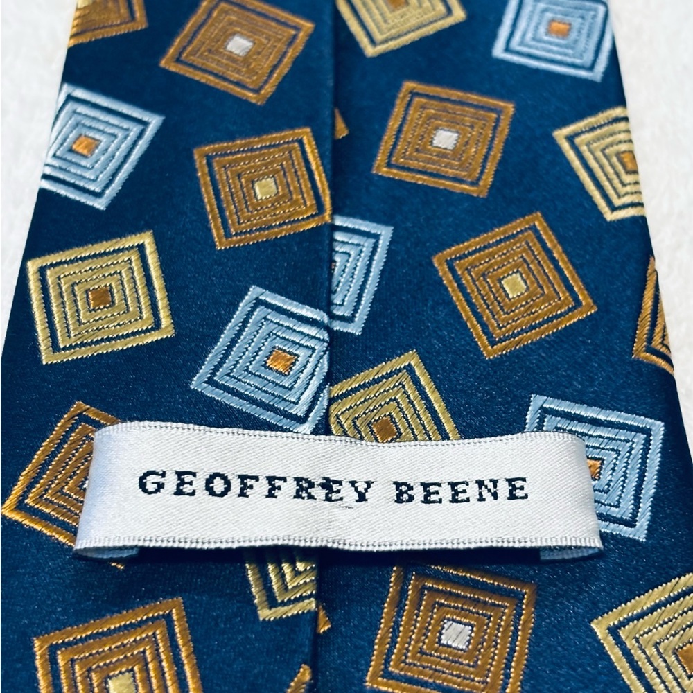 Brand New Stylish Tie By GEOFFREY BEENE - Picture 4 of 4